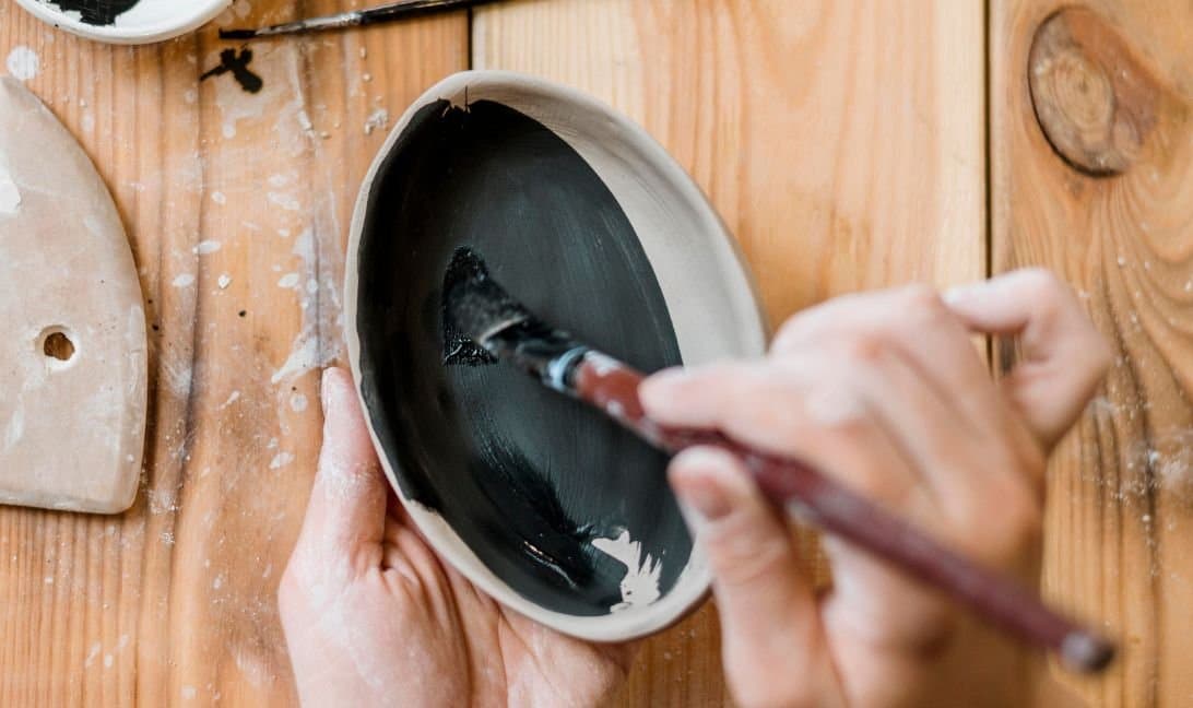 Engobe en cerámica: qué es, para qué sirve y cómo aplicarlo